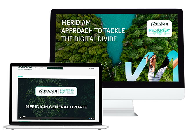 Écrans d'ordinateur de bureau et portable affichant l'événement Meridiam Investors Day 2021 : le moniteur affiche le titre 'Approach to Tackle the Digital Divide' et le portable montre le replay d'une session 'Meridiam General Update'.