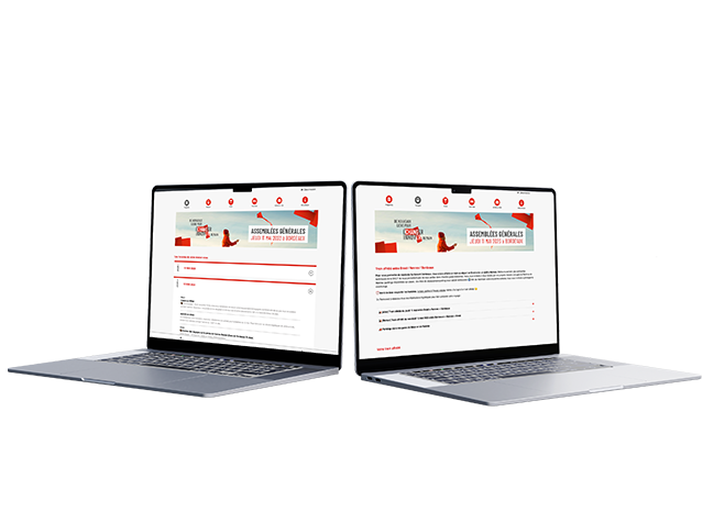 Zwei Laptops, auf denen die Abstimmungsplattform für die „Generalversammlungen” einer Einrichtung (möglicherweise einer Bank oder Genossenschaft) angezeigt wird, wobei einer das Anmeldeformular und der andere die Informationsseite zeigt.